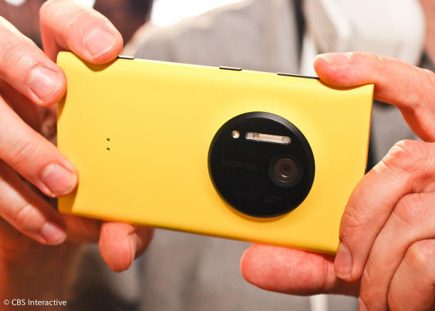 この「Lumia 1020」は、Nokiaの高度な暗所撮影機能や物理カメラボタンを備えている。サムスンのGALAXY S5も同様の機能を搭載してほしい。
