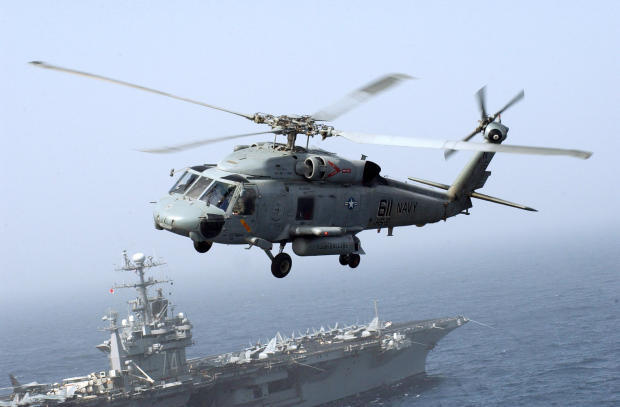 　第8ヘリコプター対潜飛行隊「Eightballers」所属の「SH-60F Seahawk」が、米海軍の原子力航空母艦「USS John C. Stennis」の近くで航空機護衛飛行を実施している。Stennisは1995年12月9日に就役した。