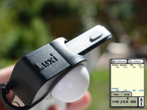 　LuxiはiPhone 4やiPhone 4S、iPhone 5、iPhone 5sを入射光式露出計に変える。基本的に、この製品は小さなプラスチックの拡散ドームで、iPhoneの前面カメラレンズにスライドさせて取り付けるようになっている。Luxiは、「Pocket Light Meter」アプリと組み合わせることで、反射光ではなく、被写体に当たる光の量を計測する。その測定値を使って、被写体に合わせてカメラを適切に設定することができる。

　Luxiの価格は30ドルだ。ほかに露出計を持ち歩く必要がないことを考えれば、悪くない価格だ。

　後編に続く。
