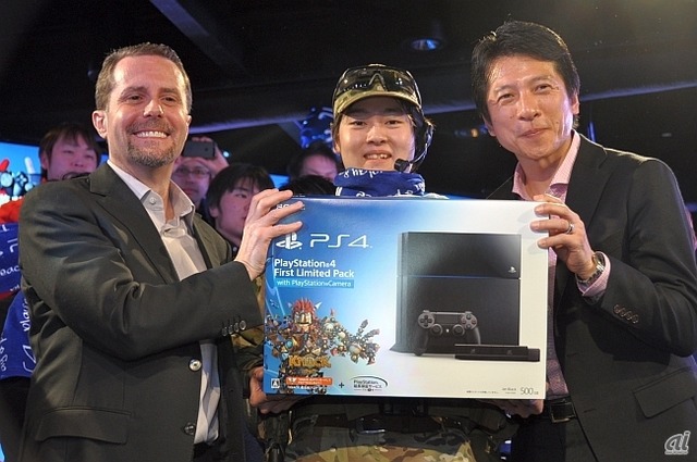 　ソニー・コンピュータエンタテインメントジャパンアジア（SCEJA）は2月22日、据え置き型新ゲーム機「PlayStation 4」（PS4）を発売した。その前日となる22日夜から発売記念イベント「PlayStation 4 COUNTDOWN」を開催。ユーザーやゲストとともに発売をお祝いした。