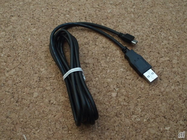 　USBケーブル。片方がmicroUSB端子になっており、DualShock4と接続する。ケーブルが届く範囲で遊ぶなら、DualShock4を常時有線接続しておくと電池切れがなくなる。
