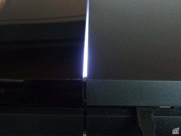 　PlayStation 4の電源を入れると、電源ボタンに沿った溝が青白く光る。スタンバイ状態ではオレンジになるなど、状態が色でわかる。