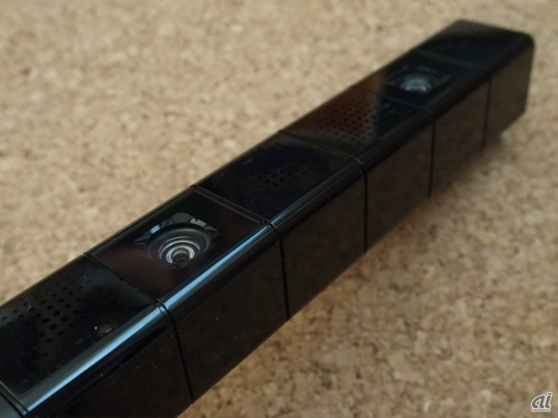 　PlayStation Cameraの保護フィルムを剥がしたところ。カメラが2つあることで、より立体的に位置情報などを確認できる。