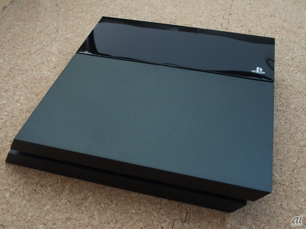 　PlayStation 4本体。上から見た形は正方形に近く、真横から見た形は平行四辺形となっている。