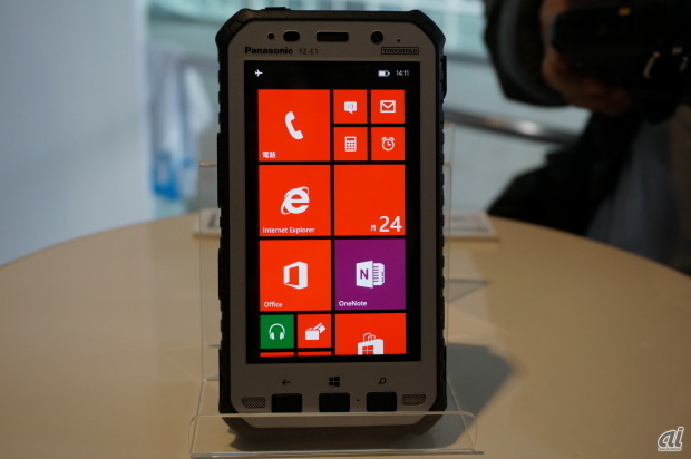 　Windows Embedded 8 Handheldを搭載した「FZ-E1」。6月中旬に発売する。