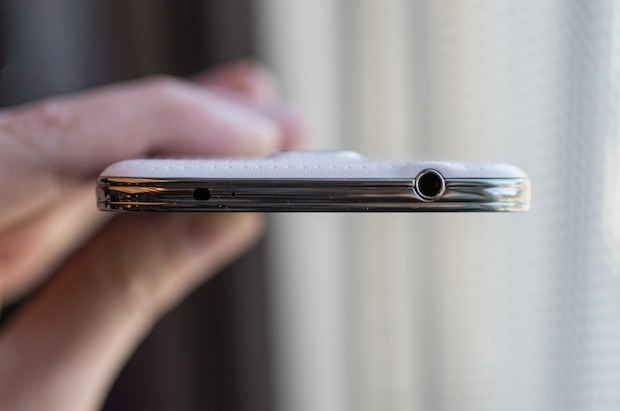 　Galaxy S5の上部には従来の3.5mmのヘッドホンジャックがあり、最近のヘッドホンのほとんどに対応している。