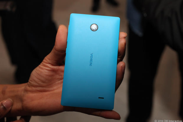 　このブルーのバージョンのほか、Nokia Xは非常に明るいグリーンでも提供される。背面に搭載された機能は3メガピクセルのカメラだけだ。