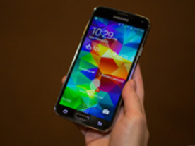 サムスン、「Galaxy S5」早期購入者にギフト提供--総額500ドル超