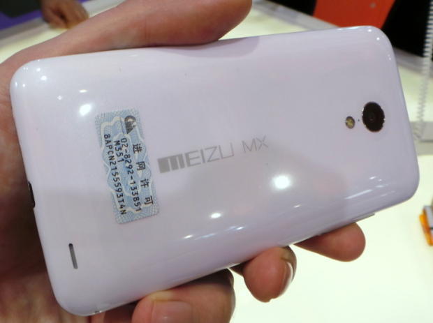 　Meizu MX3は、白いプラスチック製の滑らかな背面を採用している。
