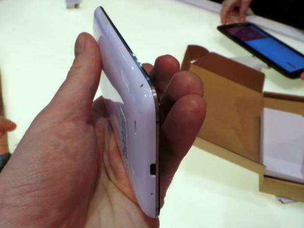　Meizu MX3のデザインは、「古典的な『iPhone 3G』、そして、ことによるとサムスンの『GALAXY S4』や『HTC Evo 4G LTE』を想起させる」と米CNETのBrian Bennett記者は述べている。