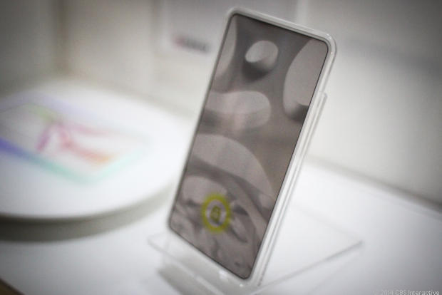 　京セラは、自社の透明スマートフォンの1つがどのようなものになるかを示すモックアップを製作した。