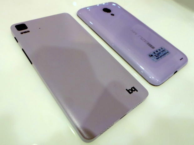 　bqのAquaris（左）とMeizuのMeizu MX3がUbuntuを消費者に届ける最初のスマートフォンになる予定だ。