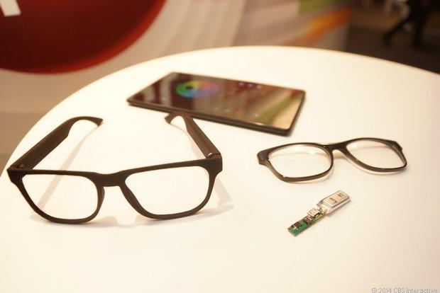 　「Weon Glasses」の右側のつる部分にはバッテリ、Bluetoothモジュール、LEDライトが組み込まれている。 