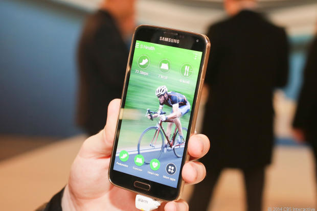 　Galaxy S5の「S Health 3.0」アプリも毎日の運動を監視し、背面の心拍モニタを動作させる。