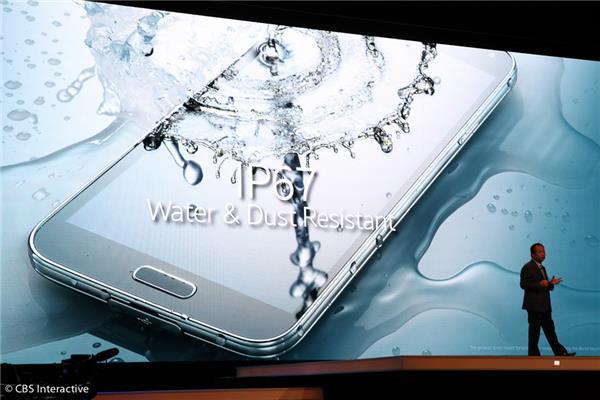 　サムスンは、防水仕様の「Galaxy S4 Active」に関するフィードバックを受け、Galaxy S5を、IP67規格に準拠した防水、防塵対応とした。つまりこの端末は、水深3フィート（約1m）の水中に最大30分間浸すことができる。