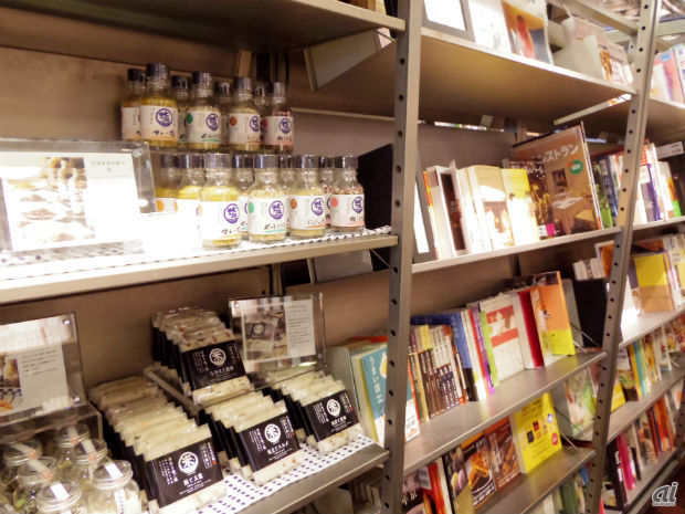 　調味料と料理本が同じ空間に展示されている。書籍にとどまらない関連商品を紹介することで、思いがけない「気付き」につながることが目的だ。