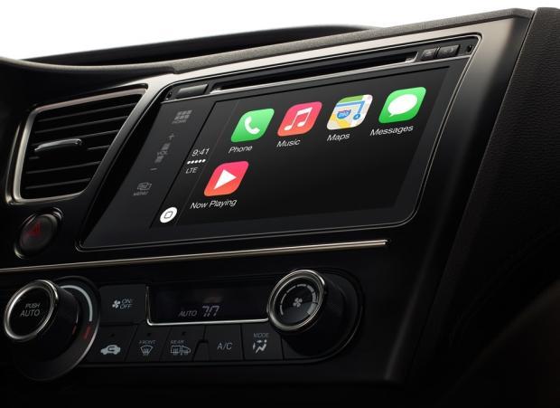 　これは、「iPhone」の機能を自動車のダッシュボードに組み込んだAppleの新しい「CarPlay」だ。Appleは米国時間3月3日、ドライバーが「ほぼ完全に運転に集中しながら車内でiPhoneを利用」できるようにする手段として、CarPlay（以前は「iOS in the Car」として知られていた）を発表した。

　CarPlayは「iOS 7」へのアップデートとして提供される。しかし、米CNETのTim Stevens記者が指摘しているように、自動車自体がiOSを実行するわけではなく、Lightningケーブルで接続された携帯端末（「iPhone 5」「iPhone 5c」「iPhone 5s」に対応）から信号を受信する。ドライバーは、タッチスクリーンに指で触れるか、あるいは「Siri」ソフトウェアに大きい声で話しかけることで、CarPlayを利用できる。