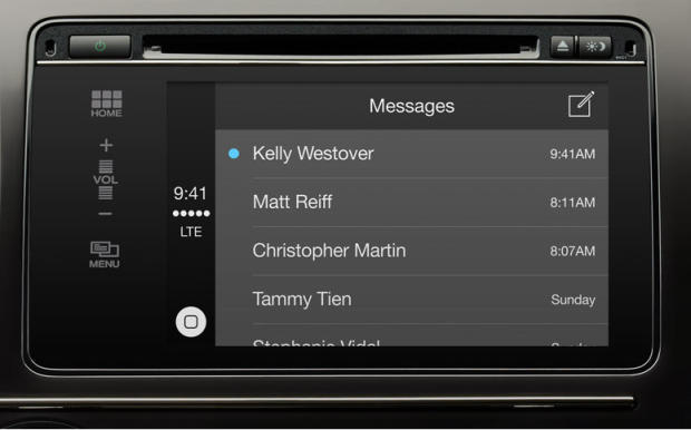 　同様に、ドライバーはSiriに話しかけたり、Siriが発する音声を聞いたりして、CarPlayの画面に表示される着信メッセージや通知を処理できるようになる。