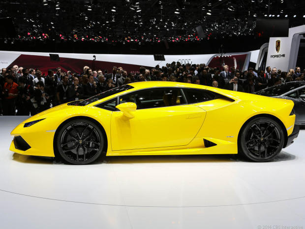 　車体中央に搭載された5.2リッターエンジンは610馬力でトルクが412ポンドフィート（約57kgm）。Lamborghiniの新しいIniezione Diretta Stratificata（IDS）が採用されている。