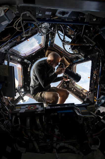 　NASAのChris Cassidy宇宙飛行士が、国際宇宙ステーションのキューポラから250マイル（約400km）下方の地球を撮影している。