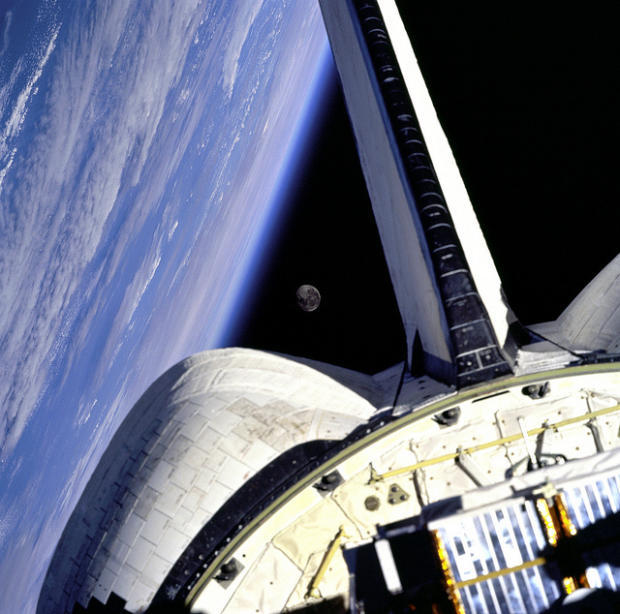 　1998年にスペースシャトル「Discovery」から撮影されたこの写真では、地球と月が見事にフレームに収められている。