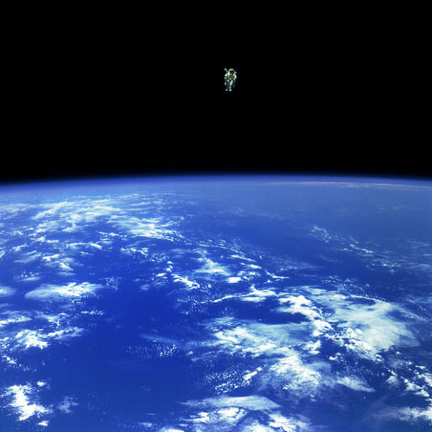 　米国時間3月2日夜、米航空宇宙局（NASA）は映画「ゼロ・グラビティ」のアカデミー賞視覚効果賞受賞を祝って、このヒット作にインスピレーションを与えた可能性の高い写真の数々を公開した。

　1984年に撮影されたこの写真では、NASAのBruce McCandless II宇宙飛行士が、歴史上のどの宇宙飛行士よりも母船から最も遠く離れた時の様子が撮影されている。同宇宙飛行士がそうすることができたのは、有人飛行ユニット（MMU）のおかげだった。MMUは窒素ジェット推進式のバックパックだ。同宇宙飛行士はこの写真で、「Challenger」のオービターから320フィート（約98m）離れたところにいる。
