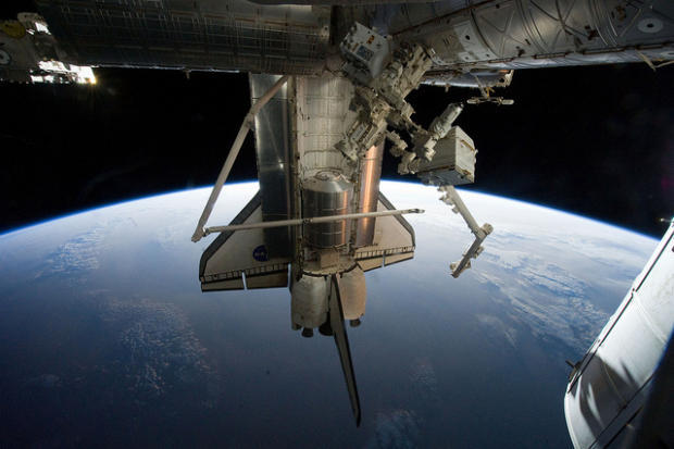 　最後のミッション中である2011年7月19日に、Atlantisの上に昇る太陽。