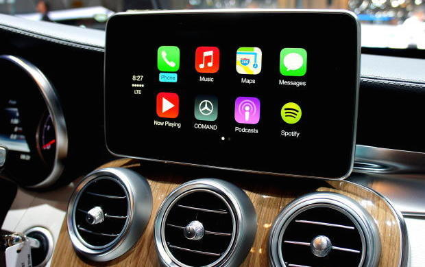 　iOS 7.1は「CarPlay」に対応しており、一部の自動車の車載ディスプレイにiPhoneを接続できるようになっている。これによって、通話、地図、ナビゲーション、Siriを用いた機能が運転中に利用できる。
