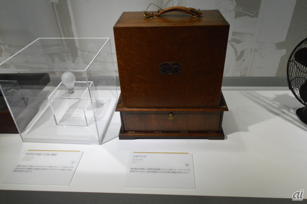 　大正15年（1926年）に登場した三球ラジオ。東京電気が開発した携帯用受信機サイホンC型。本体上部に「持ち手」があるのは携帯用の証だ。
