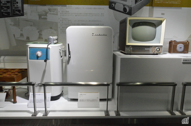 　昭和32年（1957年）に登場した冷蔵庫「GR-820」。冷蔵庫、洗濯機、テレビは「3種の神器」をして主婦の憧れの的だった。