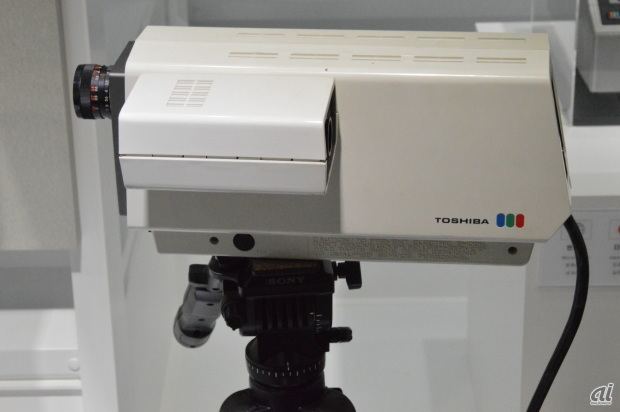 　昭和49年（1974年）に登場した、世界初の家庭用単管式カラーカメラ「IK-12」。カラーカメラは被写体からの入射光線を光の3原色（赤・緑・青）に分解する光学系のフィルタを通して3本の撮像管を使う3管方式が主流であったが、単管式とすることでコストダウンし、家庭への普及の道を開いた。
