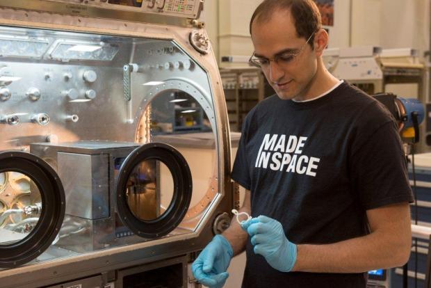 　Made in Spaceの副プログラムマネージャーであるMatthew Napoli氏が、マーシャル宇宙飛行センターで3Dプリントされた部品を調べている。この3Dプリンタは、NASAとの共同事業である3D Print Experimentの一部として、2014年に国際宇宙ステーションに到着する予定になっている。