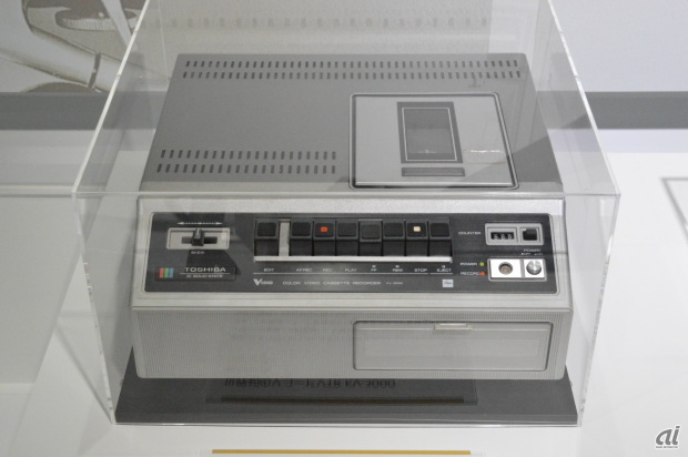 　世界初のVコードVTR　KV-3000 昭和49年（1974年）。世界初の1/2インチカセット式VTR。録画時間は30分と1時間の2モードがあった。当時の価格は32万5000円。