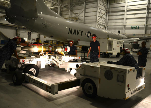 　Poseidonは戦闘機でも爆撃機でもないが、ミサイルや魚雷、機雷などの兵器を搭載している。この写真では、米海軍の兵站担当のクルーがP-8Aに魚雷「MK-54」を積み込む準備をしている。