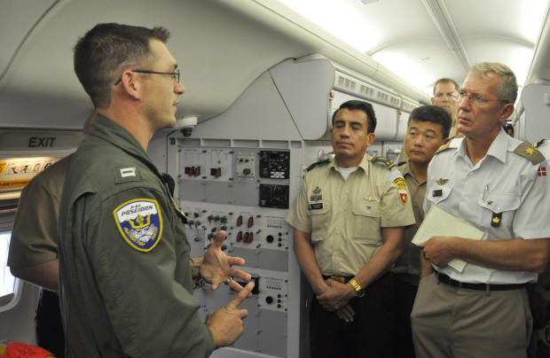 　Poseidonの機内を別の角度から撮影した写真。2013年9月に、グアテマラとデンマークの将官2人が、Poseidonの武器システムについて詳しい説明を受けている。