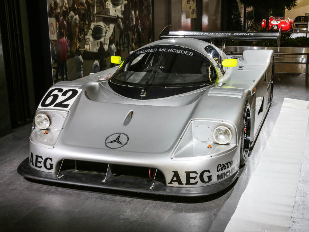 　Team Mercedes-Benzは「Sauber C9」で、1989年のル・マン24時間耐久レースに優勝した。この5リッターV8エンジンには、2基のターボチャージャーと、1基の燃料噴射装置がある。