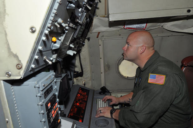 　P-3 Orionのアビオニクス機器の飛行前点検を行う乗員。
