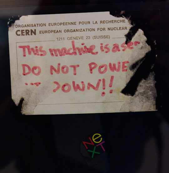 　これは最初のウェブサーバの側面に貼られていた手書きのメモのクローズアップ写真で、電源をオフにしないようとスタッフに警告している。最初のNeXTコンピュータは今でもCERNのビジターセンター「ミクロコスム」に展示されている。