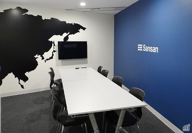 　「Sansan」のサービスカラーである青色の壁が印象的な会議室。各会議室には大陸の名前がつけられているそうです。こちらは「ユーラシア」。