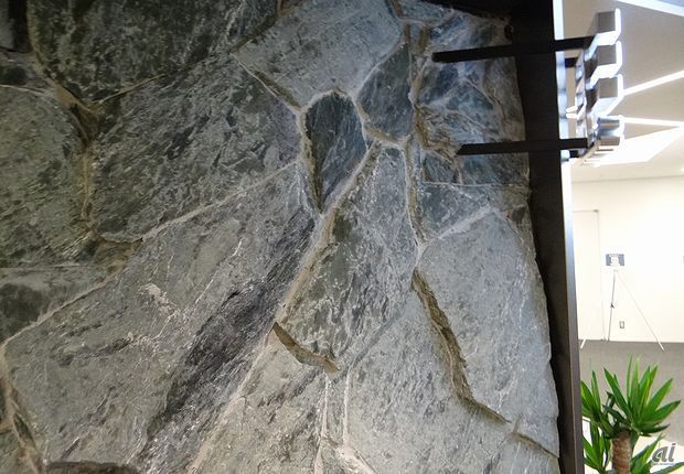 　石垣の部分には、同社のサテライトオフィスのある神山町で採掘した天然の青石を用いています。
