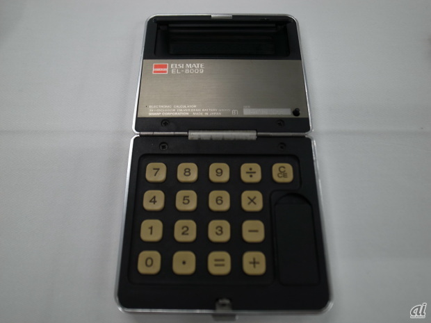 　1975年に発売されたコンパクト型電卓「EL-8009」。