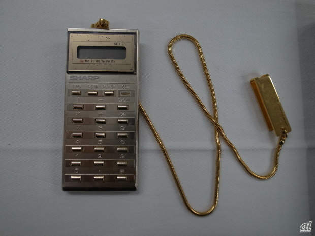 　1979年に発売されたペンダント型電卓「EL-8061E」。