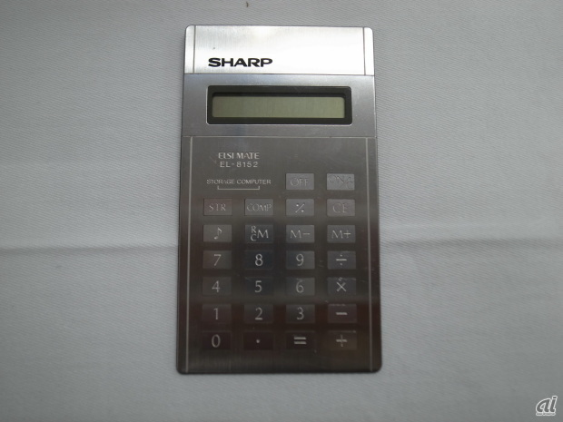 　1979年に登場した超薄型カード電卓「EL-8152」。価格は7900円で、重さは36g。