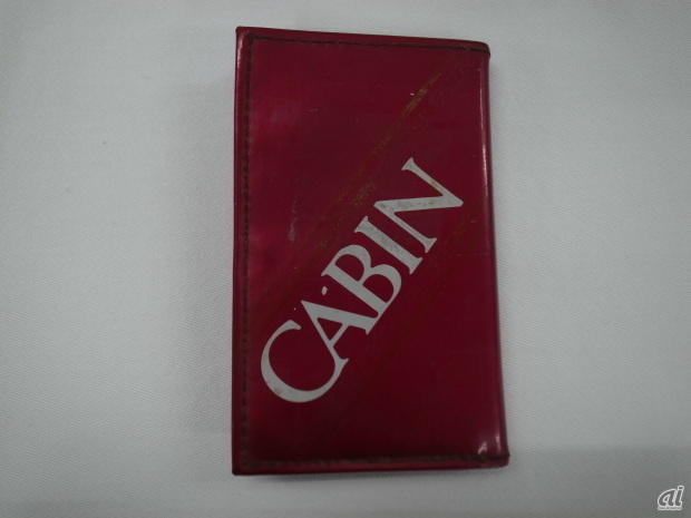 　タバコの銘柄として知られるキャビンのケースが付いたキャビンフェース電卓「RV-811C」。