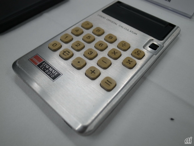　1975年4月に発売された手帳サイズの液晶電卓「EL-8010」。