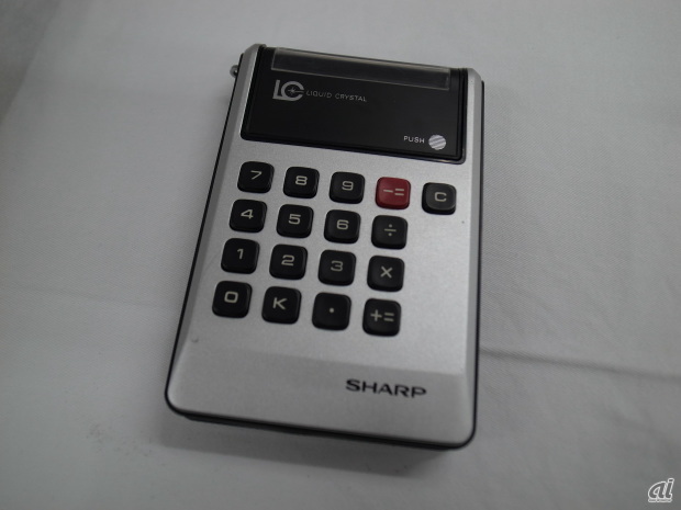 　1973年に登場した世界初の液晶表示電卓「EL-805」。価格は2万6000円で、重さは200g。ディスプレイに液晶を採用することで、薄型化のポイントである低消費電力をクリア。単3電池1本100時間を使える電卓は当時画期的な商品で大ヒットしたという。