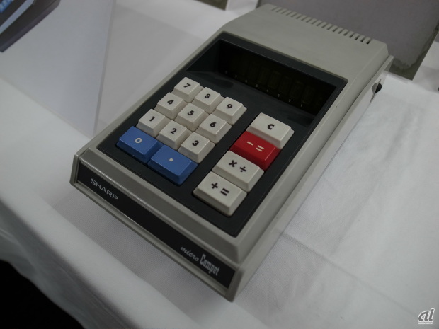 　1969年に登場したLSI化電卓（電子ソロバン）「QT-8D」。価格は9万9800円で重さは1.4Kg。米国ノースアメリカンロックウェルと技術提携し、より集積率が高いMOS-LSIを民生用として使用した世界初の製品。