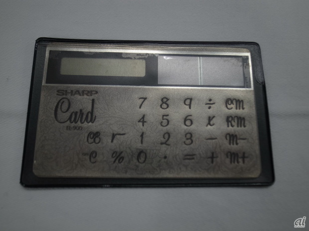 　1985年に登場した超薄型電卓「EL900」。
