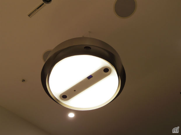　プロジェクタ部は照明器具に内蔵されている。中央右よりの四角い部分から投写されている。