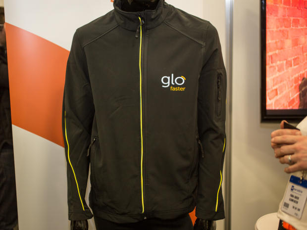 　スポーツジャケットの「Glofaster」を着れば、ジャケットの生地に取り付けられた中枢部にフィットネス上の目標を同期させることができる。この生地がエクササイズを追跡し、フィードバックをジャケット上のライトに表示する。
